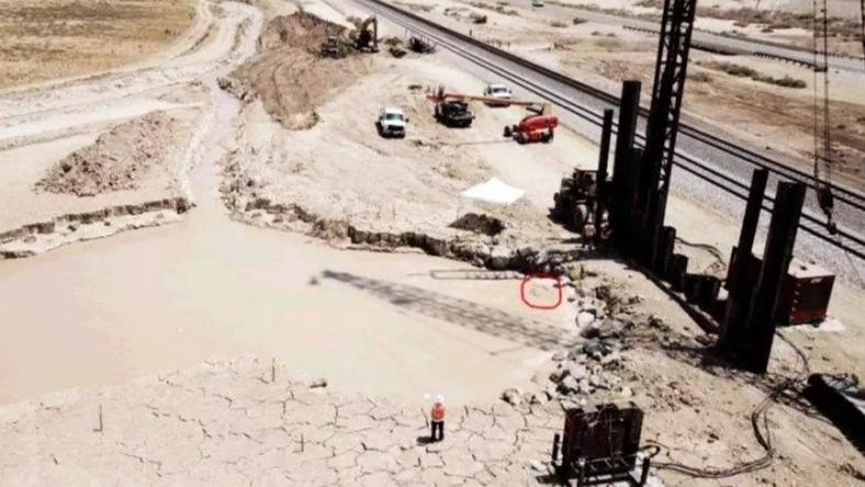 一大坨泥巴正在移动,可能会切断铁路线